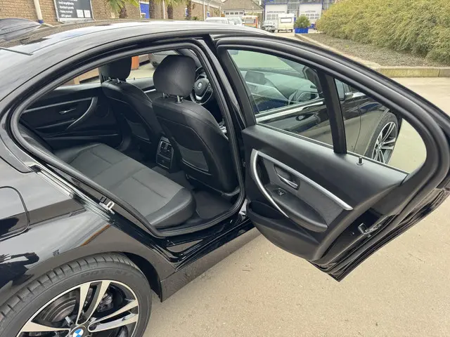 BMW 3 Serie 320i Corporate Lease Executive 2017 Benzine 31