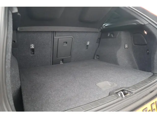 Volvo XC40 2.0 B4 Momentum Business 2022 Benzine 29
