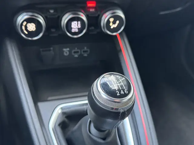 Renault Clio 1.0 TCe 92pk Intens 2022 Benzine 21