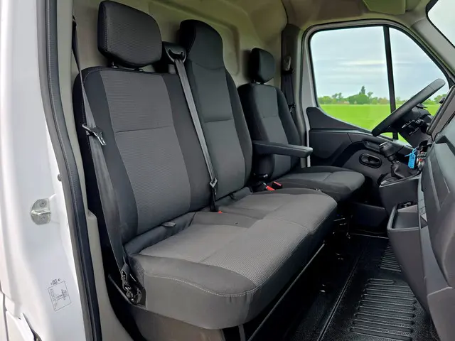 Renault Master T33 2.3 dCi 135 L2 H2 2022 Diesel 12