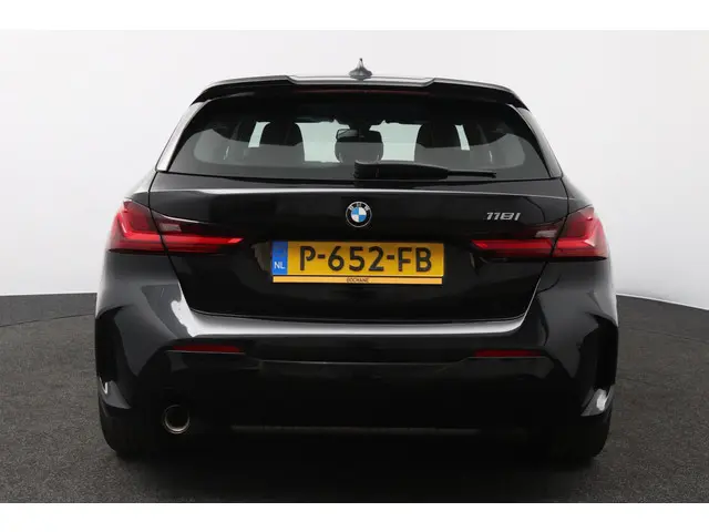 BMW 1 Serie 118i Business Edition 2022 Benzine 8