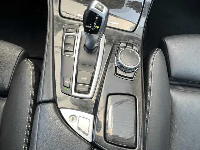 BMW 5 Serie Touring 520i High Executive 2015 Benzine 85