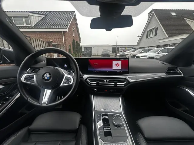 BMW 3 Serie Touring 318i M-SPORT NL Auto 2023 Benzine 2