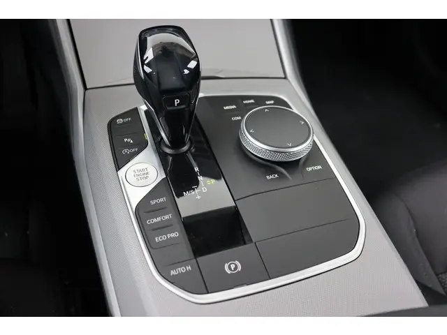 BMW 3 Serie Touring 318i Executive Edition 2020 Benzine 28