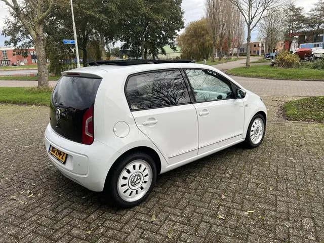 Volkswagen up! 1.0 high up! BlueMotion 2012 Benzine 4