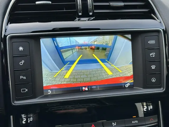 Jaguar XE 2.0 Portfolio 2015 Benzine 49