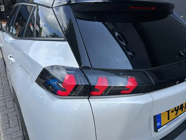 Peugeot 2008 1.2 Turbo 130 PK Allure 2023 Benzine 38
