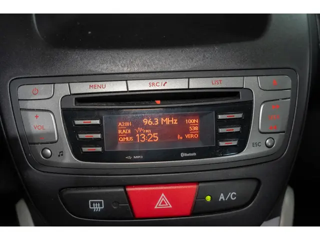 Peugeot 107 1.0 Envy 2013 Benzine 17