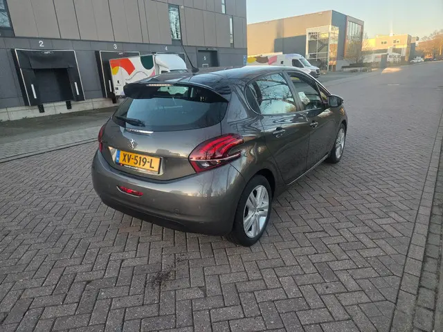 Peugeot 208 1.2 PureTech Signature Navi 2019 Benzine 7
