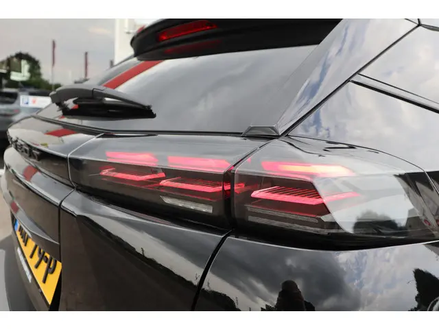 Peugeot 2008 1.2 HYBRID 136 GT 2024 Hybride Benzine 33