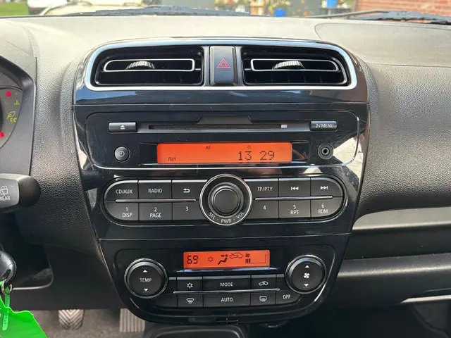 Mitsubishi Space Star 1.0 Bright 2015 Benzine 25