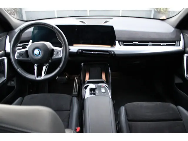 BMW iX2 EDrive20 67 kWh/M-Pakket/Pano 2024 Elektrisch 2