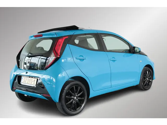 Toyota Aygo 1.0 VVT-i x-play Cabrio, 2019 Benzine 2