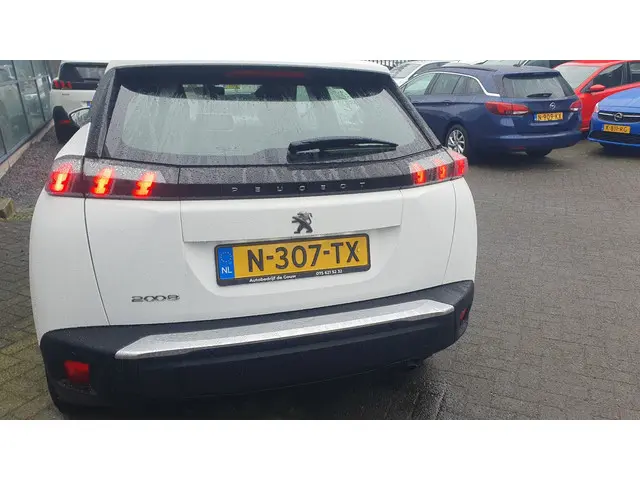 Peugeot 2008 1.2 PureTech Active 2021 Benzine 17