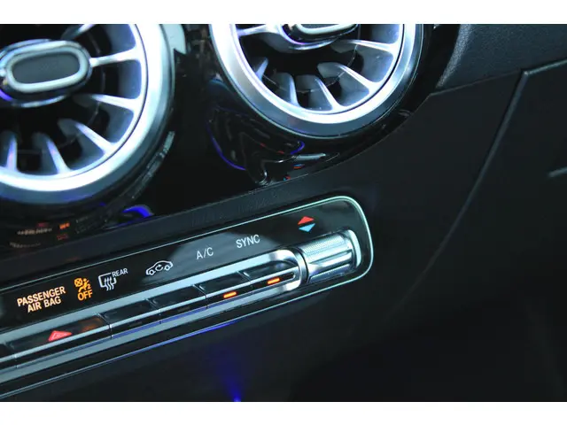 Mercedes-Benz GLA 180 AMG 2022 Benzine 25