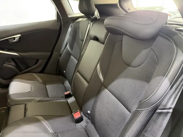 Volvo V40 V-40 1.6 T2 Momentum Navi 2014 Benzine 29