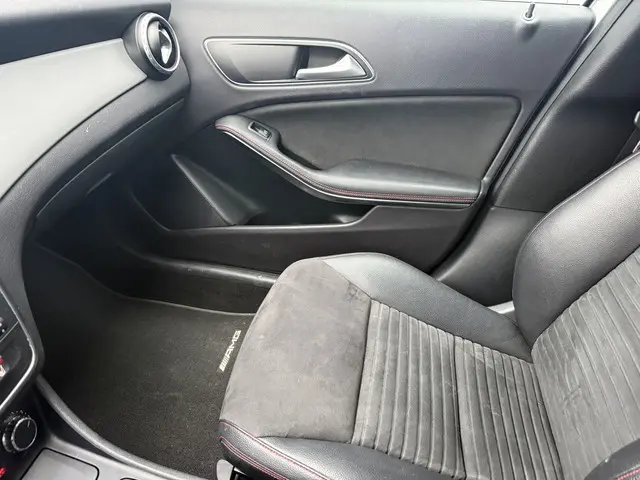 Mercedes-Benz GLA 200 Prestige AMG 2015 Benzine 31