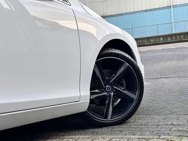 Volvo V40 2.0 T2 R-Design 2016 Benzine 16