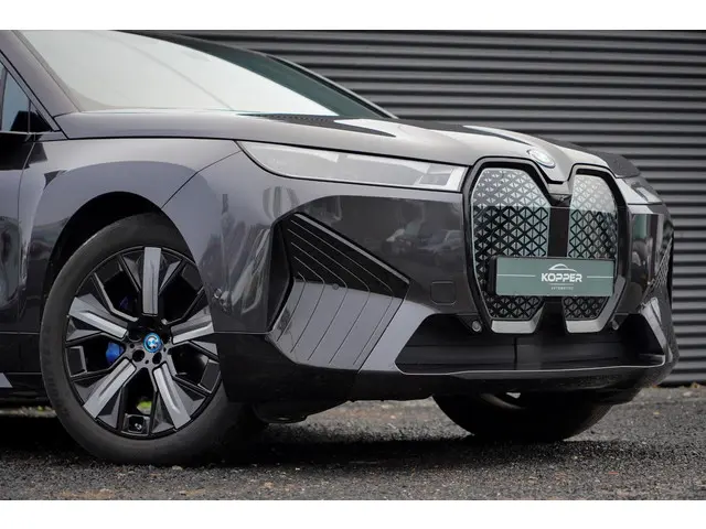 BMW iX xDrive40 Excellence 77 kWh 2022 Elektrisch 34