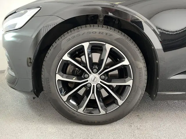 Volvo V60 2.0 B3 Momentum Advantage 2021 Benzine 24
