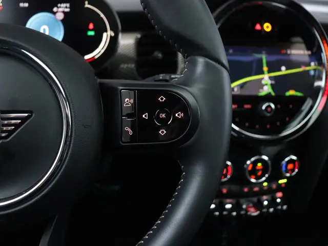 MINI 5-Deurs Cooper 2023 Benzine 24