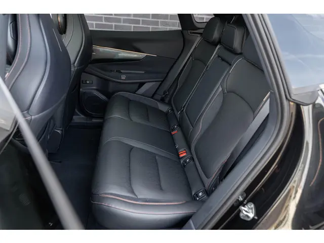 Lynk & Co 08 1.5 More 2025 Hybride Benzine 42