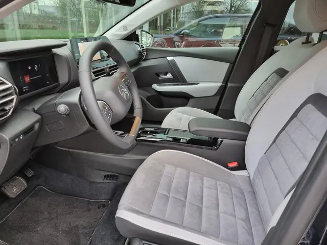 Citroën C4 1.2 Hybrid 145pk Max 2025 Hybride Benzine 9