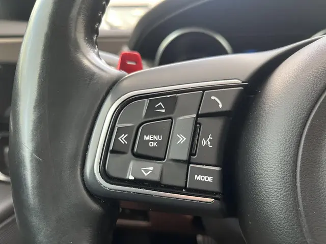 Jaguar XE 2.0 Portfolio 2015 Benzine 38