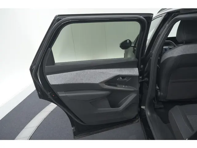 Peugeot 5008 1.2 Hybrid 136 Allure 2025 Hybride Benzine 61