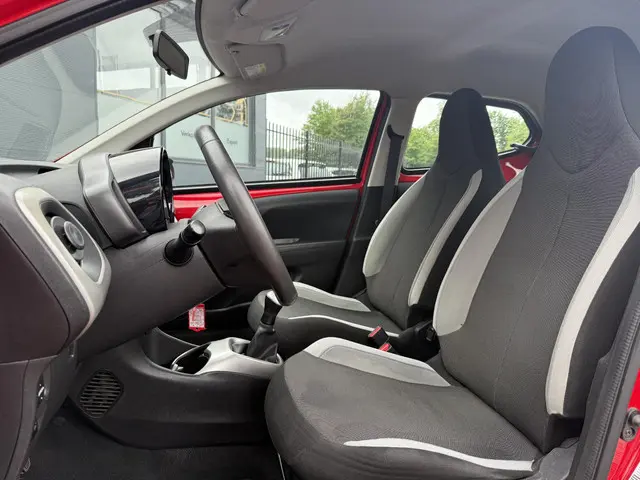 Toyota Aygo 1.0 VVT-i x-play 2014 Benzine 6