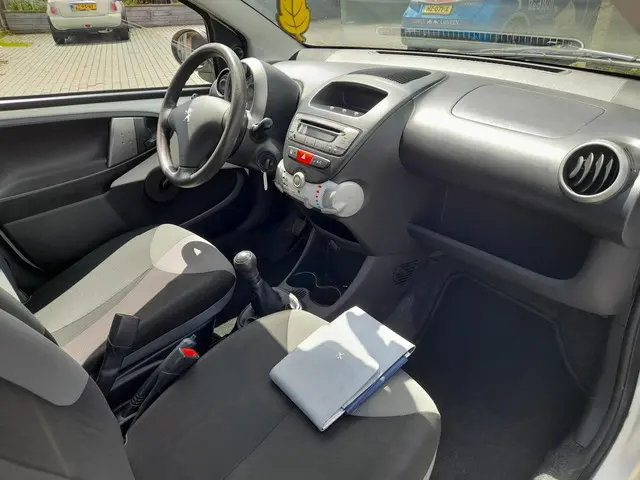 Peugeot 107 1.0 Access Accent 2013 Benzine 10