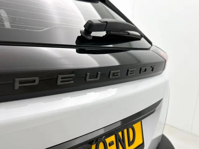 Peugeot 2008 1.2 100 2023 Benzine 14