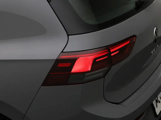 Volkswagen Golf 1.5 eTSI 130pk DSG R-Line 2024 Benzine 9