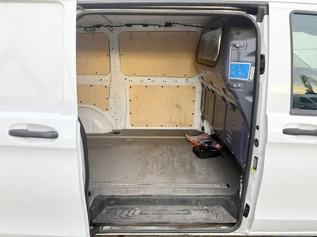 Mercedes-Benz Vito 116 1.9 CDI 2023 Diesel 10