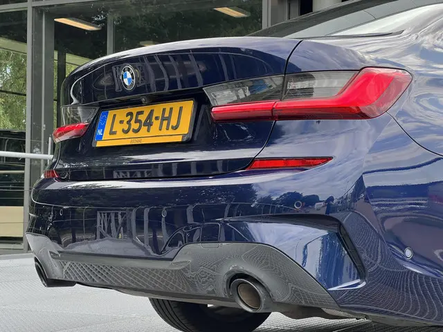 BMW 3 Serie 318i M-Sport Business Edition 2021 Benzine 14