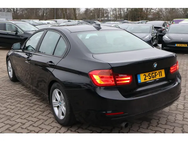 BMW 3 Serie 320i Executive 2013 Benzine 8