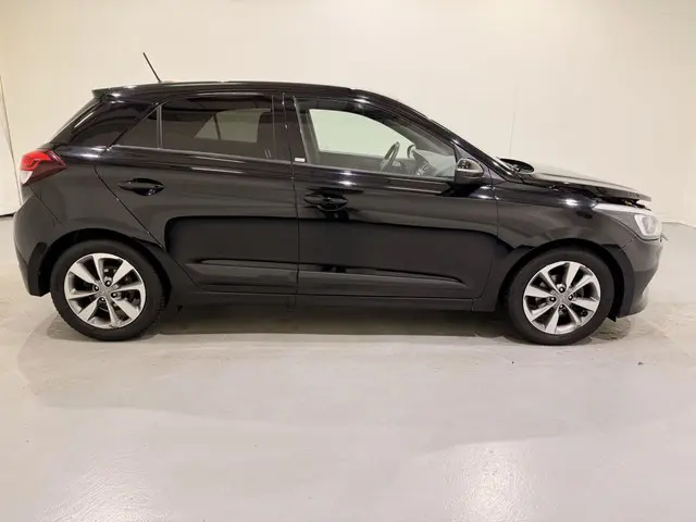 Hyundai i20 I-20 1.2 Premium Passion Navi 2018 Benzine 32