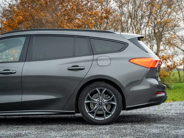 Ford Focus Wagon 1.0 EcoBoost ST Line 2019 Benzine 14