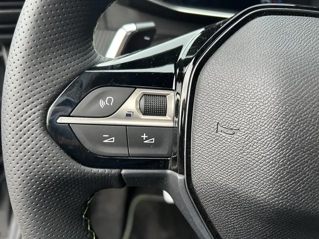 Peugeot 2008 1.2 Hybrid 145 GT 2025 Hybride Benzine 25