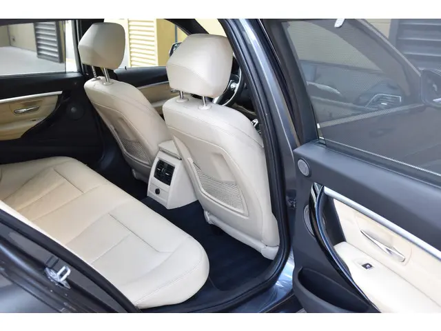 BMW 3 Serie Touring 320i Luxury Edition 2018 Benzine 14