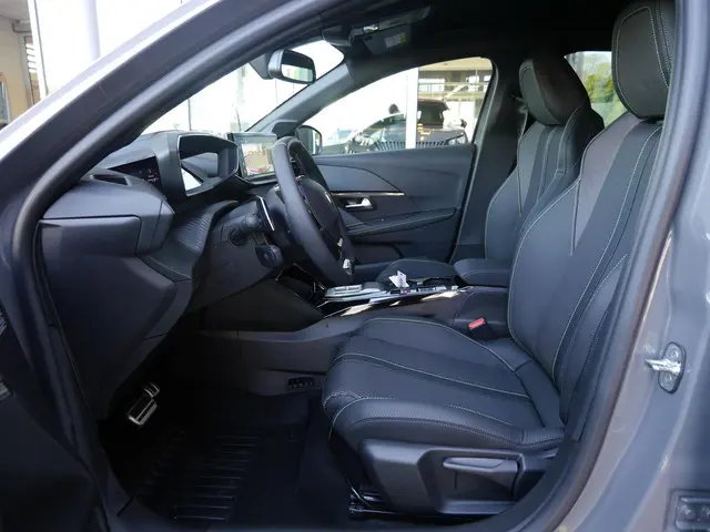 Peugeot 208 1.2 Hybrid 110 e-DCS6 GT 2025 Benzine 8