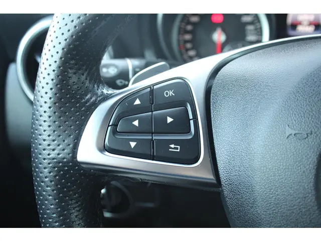 Mercedes-Benz GLA 180 Business 2018 Benzine 23