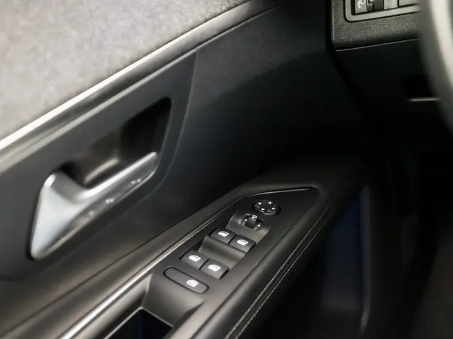 Peugeot 3008 1.2 PureTech Premium Sport 2018 Benzine 23