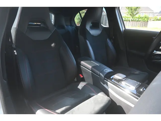 Mercedes-Benz A-Klasse 200 Bns Sol. AMG 2018 Benzine 13