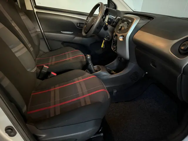 Peugeot 108 1.0 e-VTi Active Black Airco 2015 Benzine 13