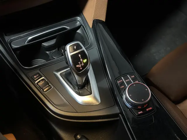 BMW 3 Serie 320i High Executive|AUTOMAAT 2017 Benzine 16