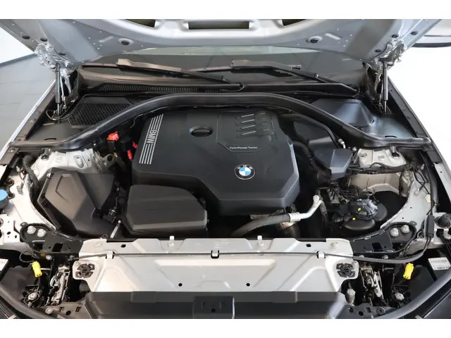 BMW 3 Serie Touring 318i Executive Edition 2021 Benzine 25