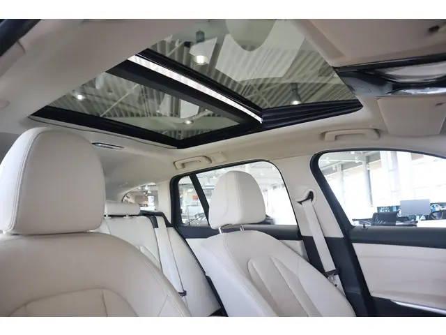 BMW 3 Serie Touring 320i 2020 Benzine 24