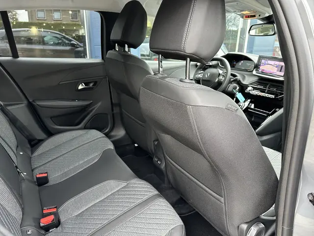 Peugeot 208 1.2 Turbo 100 PK Allure 2025 Benzine 38