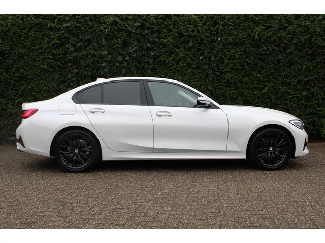 BMW 3 Serie 320i Executive Edition 2020 Benzine 7